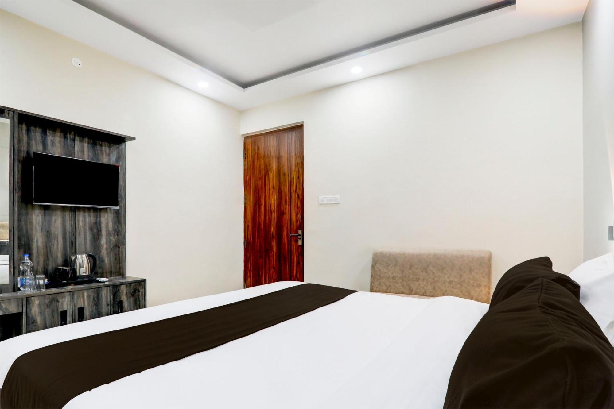 Super Townhouse Gls International Hotel Lakhnau Kültér fotó